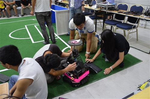 機器人研發團隊再傳捷報，蟬聯FIRA世界盃機器人足球賽冠軍。