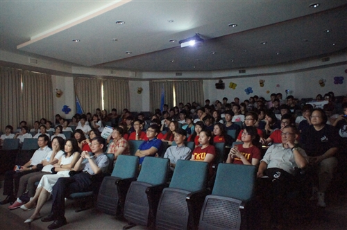 「讓愛飛翔」──暑假服務隊授旗出發。