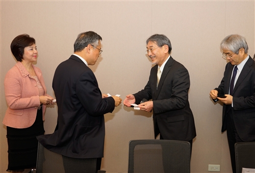 日本姊妹校東京外國語大學校長立石博高蒞校訪問，並舉行「Global Japan Office」揭牌啟用儀式。