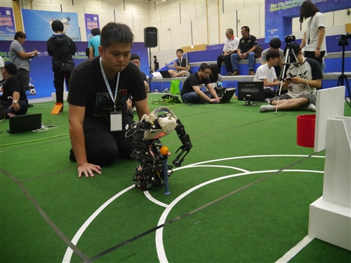 機器人研發團隊再傳捷報，蟬聯FIRA世界盃機器人足球賽冠軍。