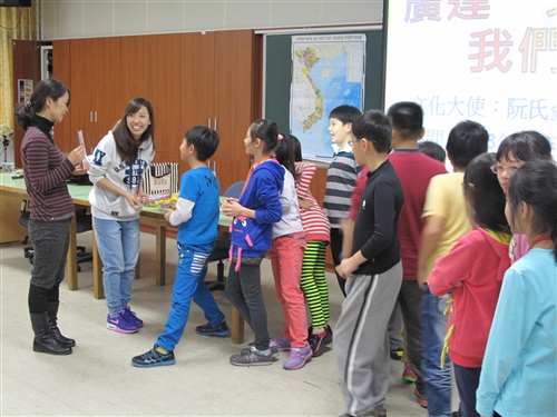本校華語中心學生阮氏金菊榮獲「文化大使首獎」。