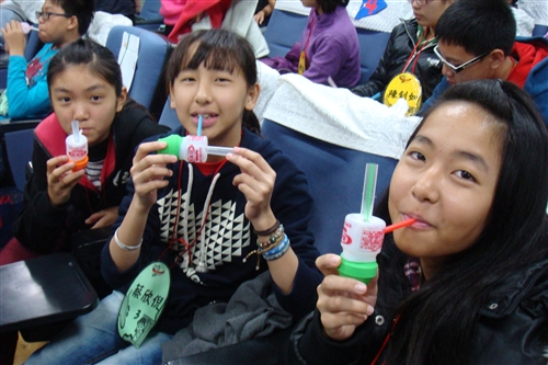 理學院「可見光科學服務隊」前往臺南市六甲國中進行服務。