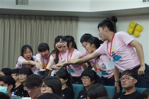 「讓愛飛翔」──暑假服務隊授旗出發。