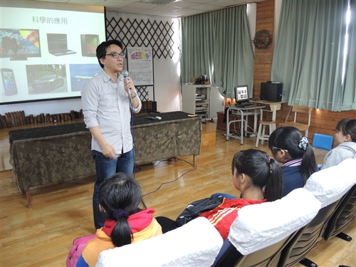 理學院「可見光科學服務隊」前往臺南市六甲國中進行服務。