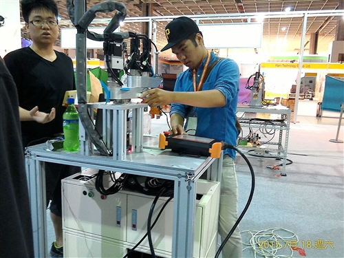 電機系與機電系參加「2015全國機器人競賽」再締佳績。