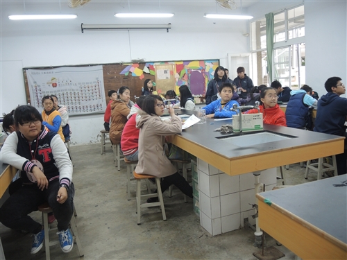 理學院「可見光科學服務隊」前往臺南市六甲國中進行服務。