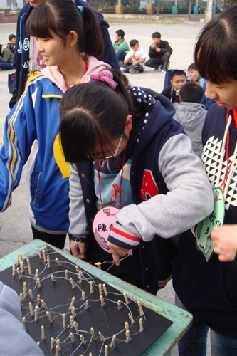 理學院「可見光科學服務隊」前往臺南市六甲國中進行服務。