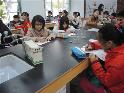 理學院「可見光科學服務隊」前往臺南市六甲國中進行服務。