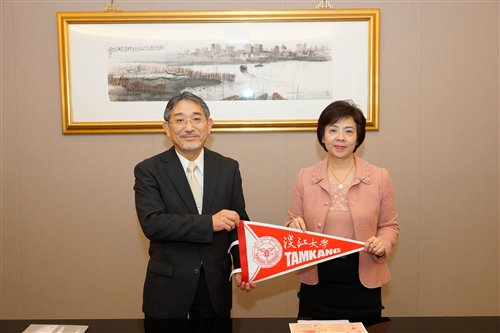 日本姊妹校東京外國語大學校長立石博高蒞校訪問，並舉行「Global Japan Office」揭牌啟用儀式。