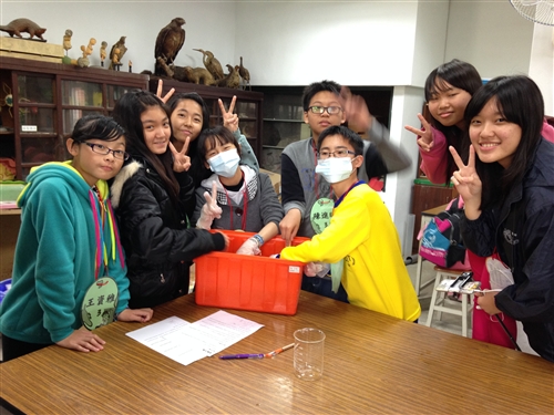 理學院「可見光科學服務隊」前往臺南市六甲國中進行服務。