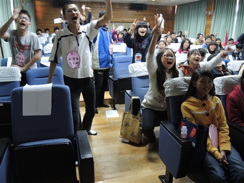 理學院「可見光科學服務隊」前往臺南市六甲國中進行服務。