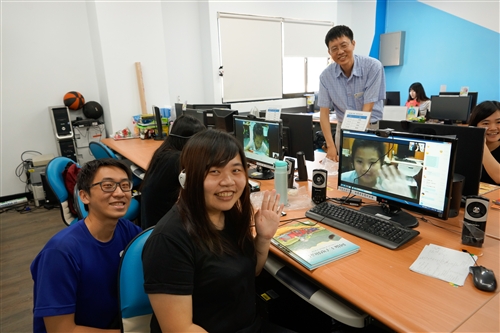 會計學系同學以遠距視訊陪伴偏鄉弱勢孩童閱讀。