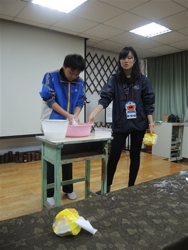 理學院「可見光科學服務隊」前往臺南市六甲國中進行服務。