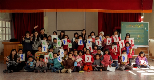 大傳系學生愛心募款，購鞋送偏鄉孩童。