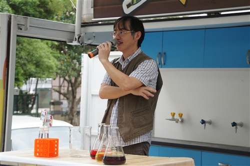 理學院化學下鄉活動與電視台、雜誌社合作推廣科普教育。