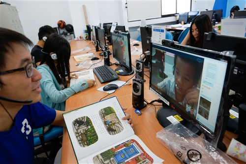 會計學系同學以遠距視訊陪伴偏鄉弱勢孩童閱讀。