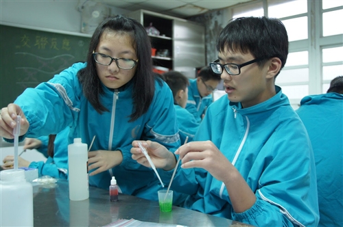 行動化學館再度下鄉散播化學科普知識。