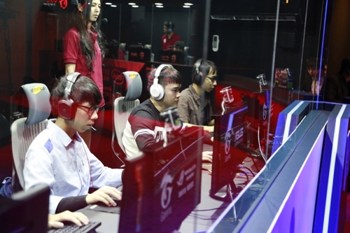 「不小心就贏了」勇奪「英雄聯盟」校際盃競賽冠軍。