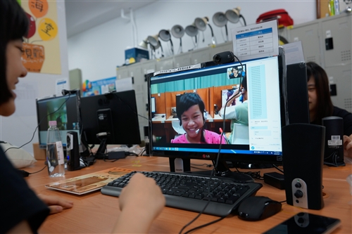 會計學系同學以遠距視訊陪伴偏鄉弱勢孩童閱讀。