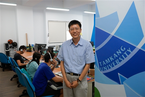 會計學系同學以遠距視訊陪伴偏鄉弱勢孩童閱讀。