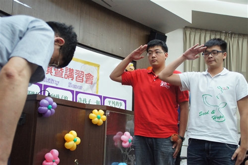 「讓愛飛翔」──暑假服務隊授旗出發。