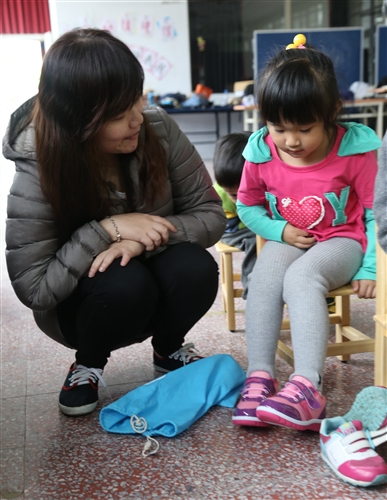 大傳系學生愛心募款，購鞋送偏鄉孩童。