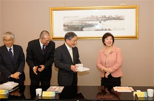 日本姊妹校東京外國語大學校長立石博高蒞校訪問，並舉行「Global Japan Office」揭牌啟用儀式。