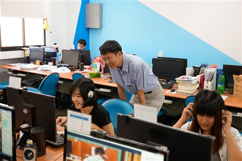 會計學系同學以遠距視訊陪伴偏鄉弱勢孩童閱讀。