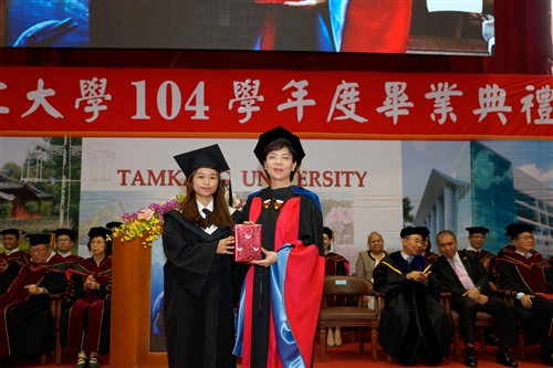 本校舉行104學年度畢業典禮──「浩浩淡江六六　職場通航九九」。