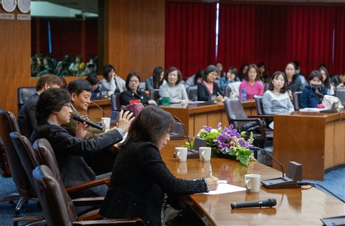 日本直木獎得主東山彰良蒞校開講。