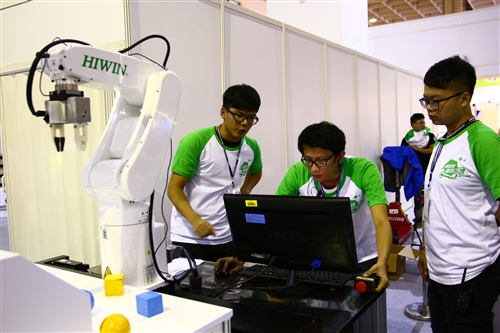 賀電機系參加『上銀智慧機器手』實作競賽雙項冠軍！