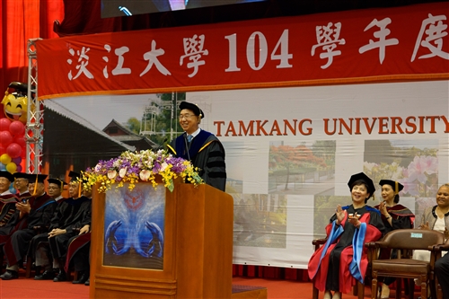 本校舉行104學年度畢業典禮──「浩浩淡江六六　職場通航九九」。