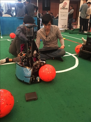 機器人研究團隊再次蟬聯FIRA世界盃機器人足球賽冠軍