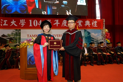 本校舉行104學年度畢業典禮──「浩浩淡江六六　職場通航九九」。