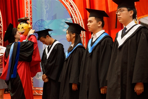 本校舉行104學年度畢業典禮──「浩浩淡江六六　職場通航九九」。