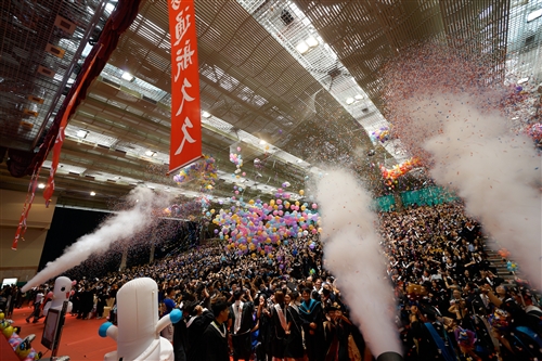 本校舉行104學年度畢業典禮──「浩浩淡江六六　職場通航九九」。