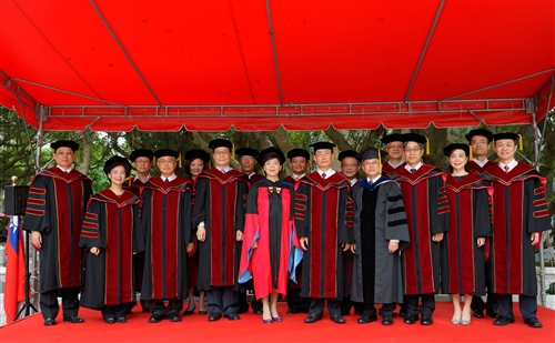 本校舉行104學年度畢業典禮──「浩浩淡江六六　職場通航九九」。