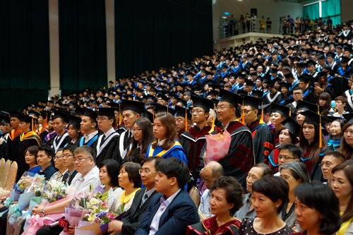 本校舉行104學年度畢業典禮──「浩浩淡江六六　職場通航九九」。