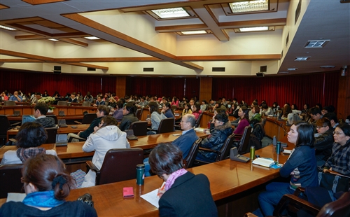 日本直木獎得主東山彰良蒞校開講。