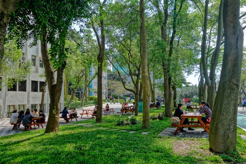 商管大樓北側增設行人徒步區、科學館西北側新增停車位。