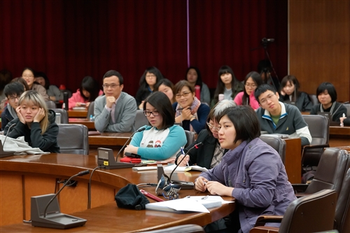 日本直木獎得主東山彰良蒞校開講。