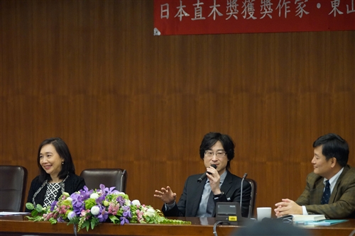 日本直木獎得主東山彰良蒞校開講。