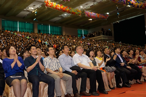 本校舉行104學年度畢業典禮──「浩浩淡江六六　職場通航九九」。