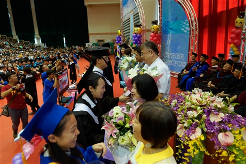 本校舉行104學年度畢業典禮──「浩浩淡江六六　職場通航九九」。