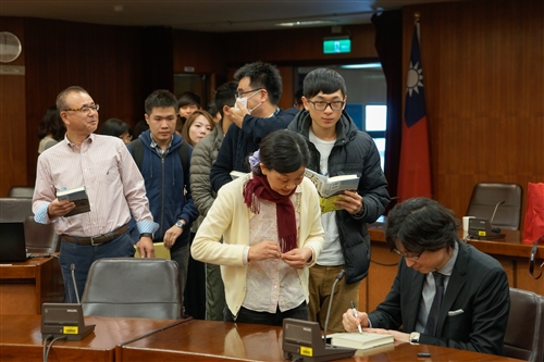 日本直木獎得主東山彰良蒞校開講。