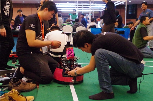 機器人研究團隊再次蟬聯FIRA世界盃機器人足球賽冠軍