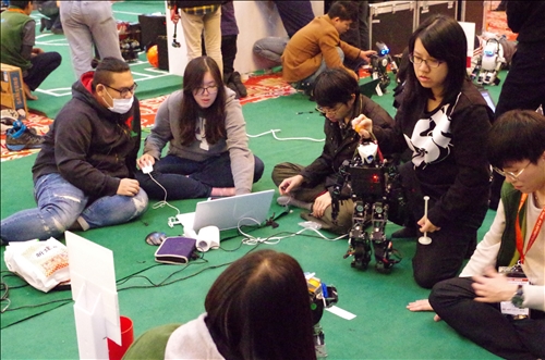 機器人研究團隊再次蟬聯FIRA世界盃機器人足球賽冠軍