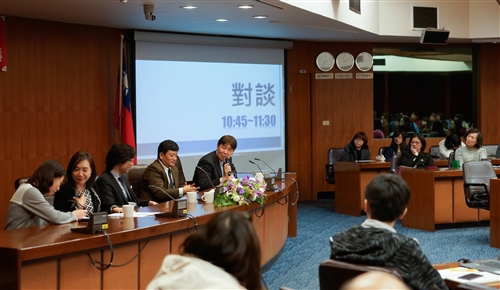 日本直木獎得主東山彰良蒞校開講。