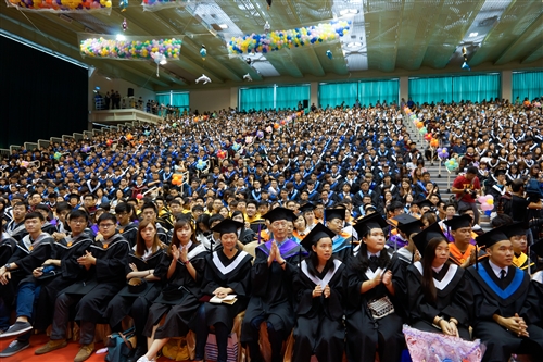 本校舉行104學年度畢業典禮──「浩浩淡江六六　職場通航九九」。