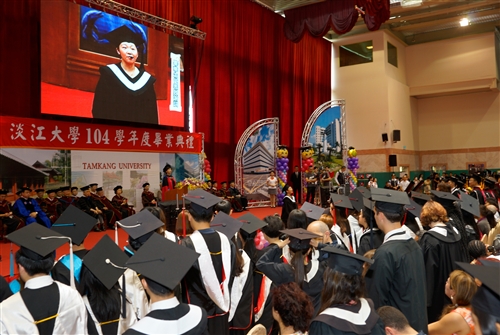 本校舉行104學年度畢業典禮──「浩浩淡江六六　職場通航九九」。